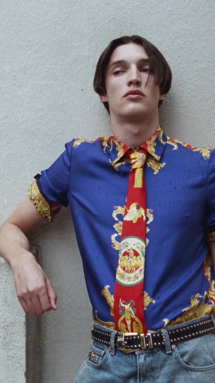 Mixed media feed | VERSACE | LINE Official Account