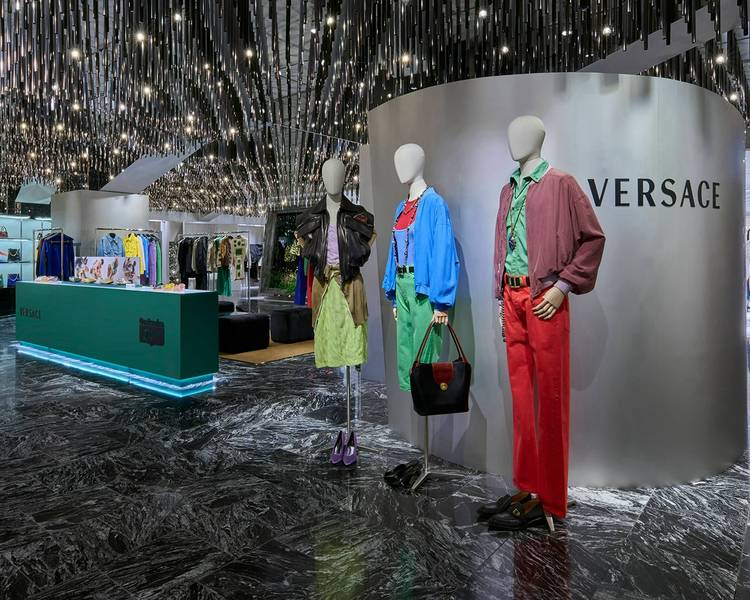 Mixed media feed | VERSACE | LINE Official Account