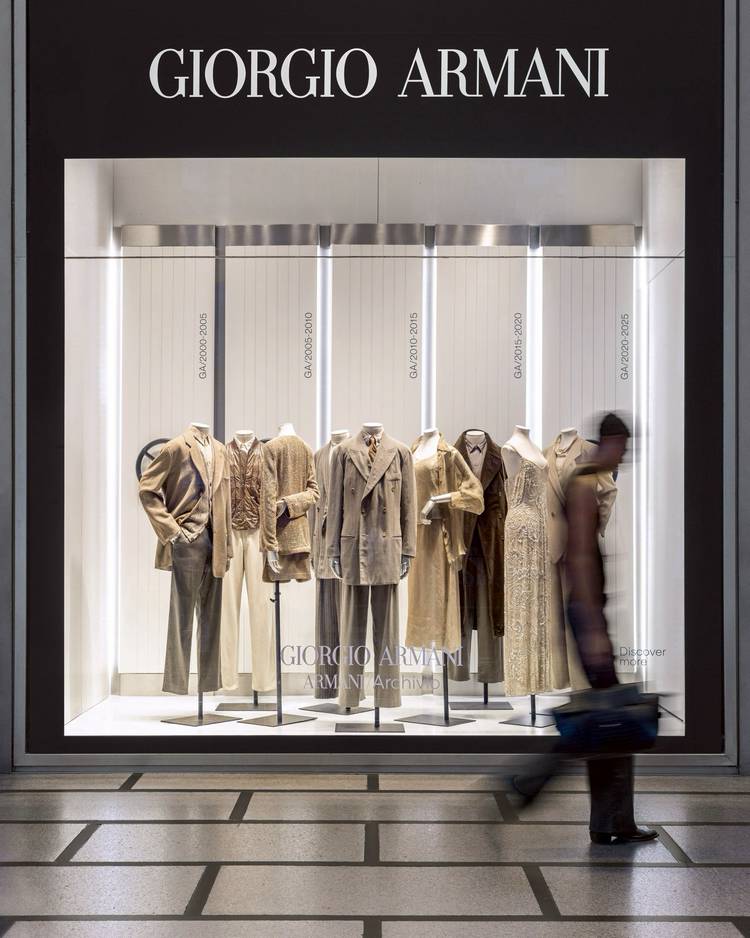 Mixed media feed | アルマーニ | LINE Official Account