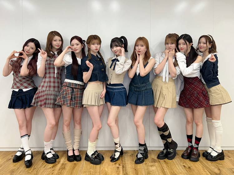 Mixed media feed | NiziU Official | LINE Official Account