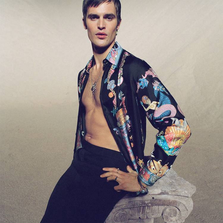 Mixed media feed | VERSACE | LINE Official Account