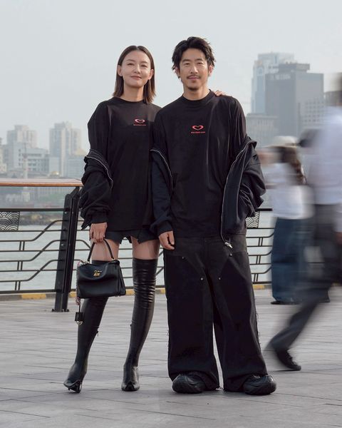 スピード配送◆送込【BALENCIAGA】Lion Club*ラインド*フーディ Men's Lion Club Lined Hoodie Regular Fit in Black/red